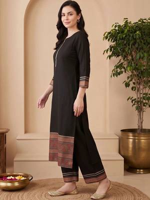 women ethnic motifs regular liva kurta with palazzos 4