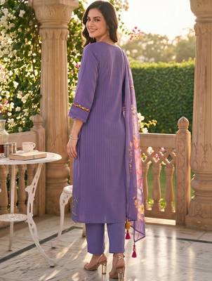 women floral embroidered regular chikankari cotton kurta with trousers & with dupatta 3