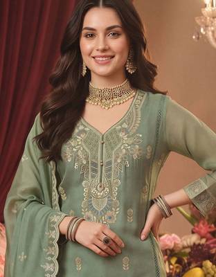 women ethnic motifs embroidered regular thread work kurta with trousers & with dupatta 4
