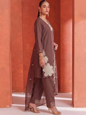 women ethnic motifs embroidered regular thread work kurta with trousers & with dupatta 2