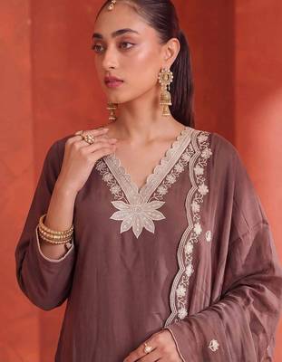 women ethnic motifs embroidered regular thread work kurta with trousers & with dupatta 4