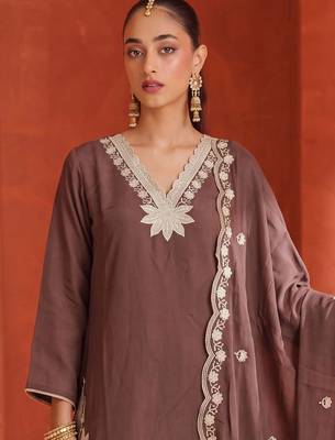 women ethnic motifs embroidered regular thread work kurta with trousers & with dupatta 5