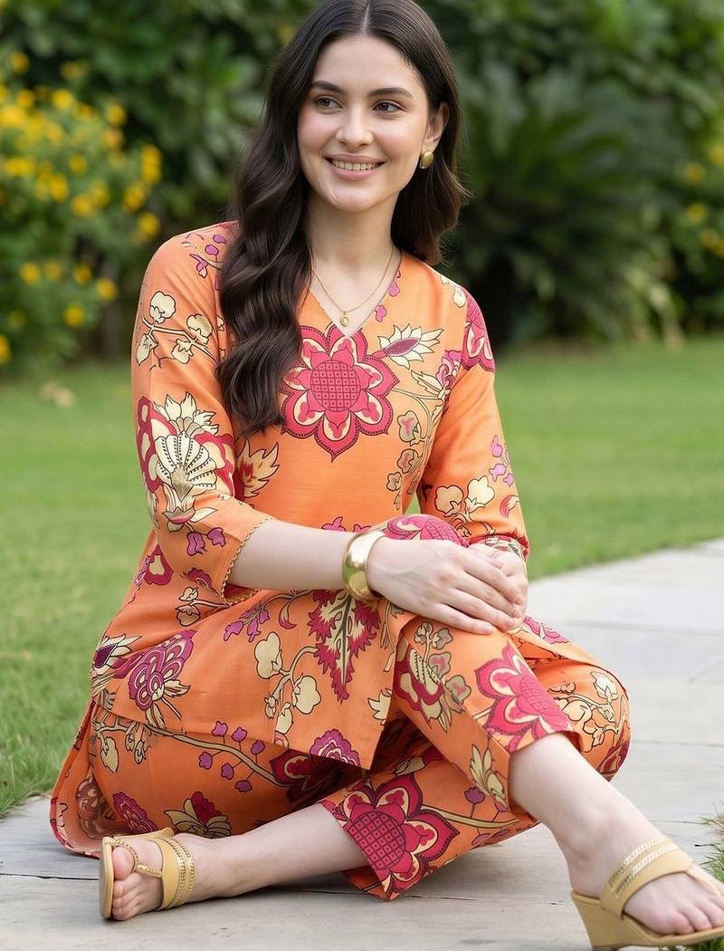 women floral printed regular kurta with trousers