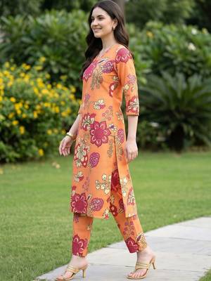 women floral printed regular kurta with trousers 4