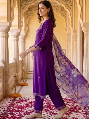 women ethnic motifs embroidered regular thread work kurta with trousers & with dupatta 4