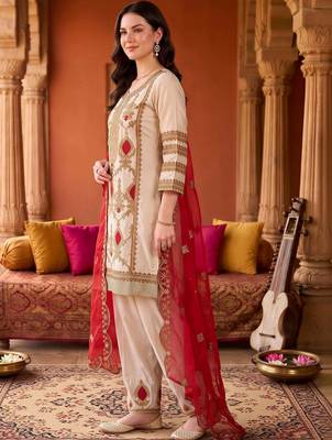 women ethnic motifs embroidered regular kurta with trousers & with dupatta 3