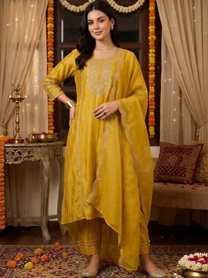 women ethnic motifs embroidered regular kurta with trousers & with dupatta 2