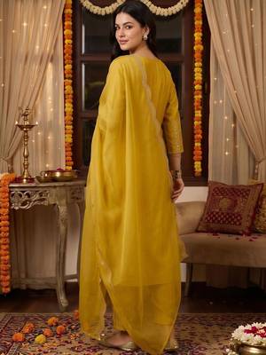 women ethnic motifs embroidered regular kurta with trousers & with dupatta 3