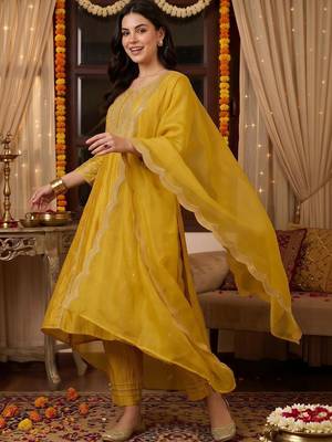 women ethnic motifs embroidered regular kurta with trousers & with dupatta 5