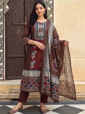 women ethnic motifs printed regular cotton kurta with trousers & with dupatta 1