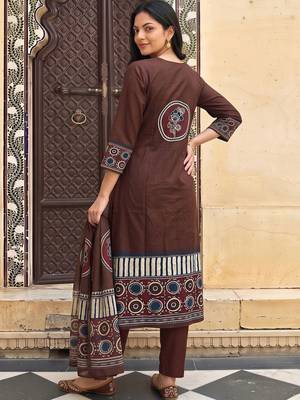 women ethnic motifs printed regular cotton kurta with trousers & with dupatta 3