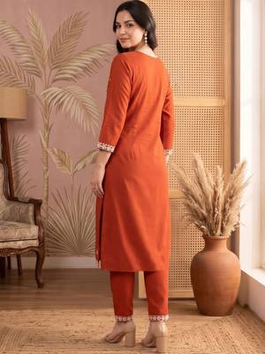 women ethnic motifs embroidered regular thread work kurta with trousers 3