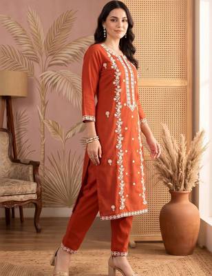women ethnic motifs embroidered regular thread work kurta with trousers 4