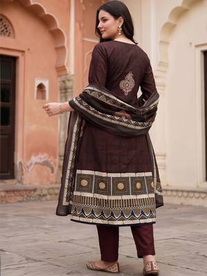 women ethnic motifs printed regular cotton kurta with trousers & with dupatta 4