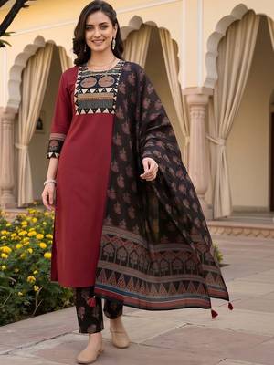 women ethnic motifs printed regular cotton kurta with trousers & with dupatta 1