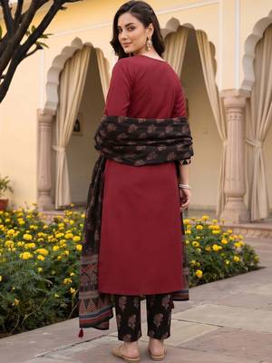 women ethnic motifs printed regular cotton kurta with trousers & with dupatta 2