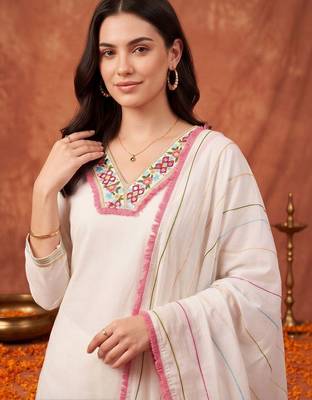women ethnic motifs embroidered regular thread work kurta with trousers & with dupatta 2