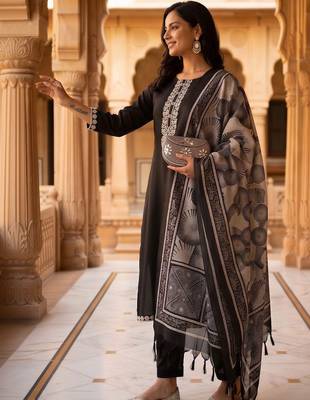 women ethnic motifs embroidered regular thread work kurta with trousers & with dupatta 2