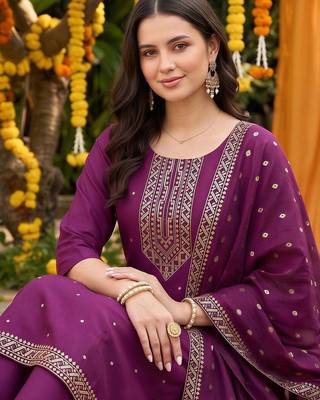 women ethnic motifs embroidered regular kurta with trousers & with dupatta 2