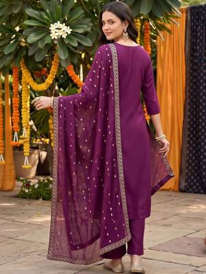 women ethnic motifs embroidered regular kurta with trousers & with dupatta 3