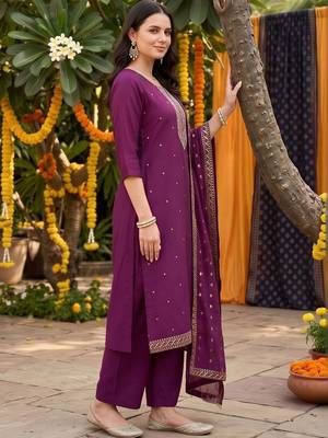 women ethnic motifs embroidered regular kurta with trousers & with dupatta 4