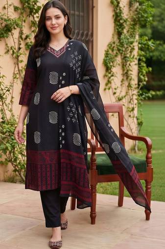 women ethnic motifs printed regular thread work cotton kurta with trousers & with dupatta