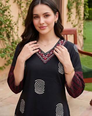 women ethnic motifs printed regular thread work cotton kurta with trousers & with dupatta 2