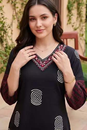 women ethnic motifs printed regular thread work cotton kurta with trousers & with dupatta