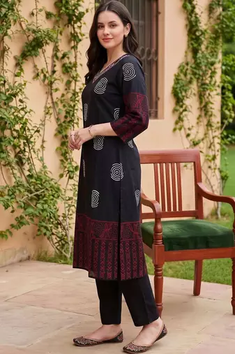 women ethnic motifs printed regular thread work cotton kurta with trousers & with dupatta