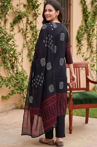 women ethnic motifs printed regular thread work cotton kurta with trousers & with dupatta
