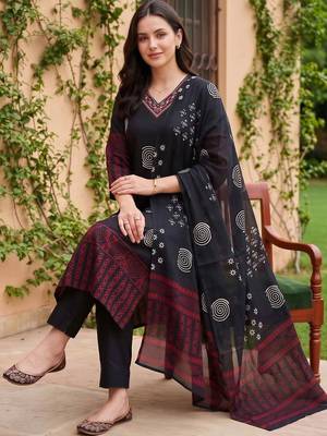 women ethnic motifs printed regular thread work cotton kurta with trousers & with dupatta 5