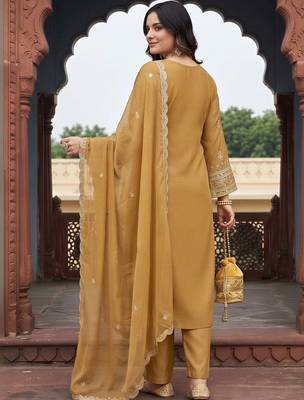 women ethnic motifs embroidered regular kurta with trousers & with dupatta 3