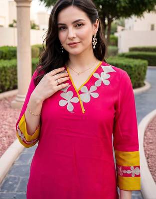 women ethnic motifs embroidered regular kurta with trousers & with dupatta 2