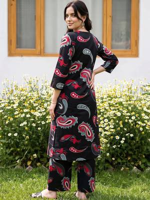 women paisley printed regular cotton kurta with trousers 3
