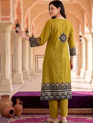 women ethnic motifs printed regular cotton kurta with trousers & with dupatta 4