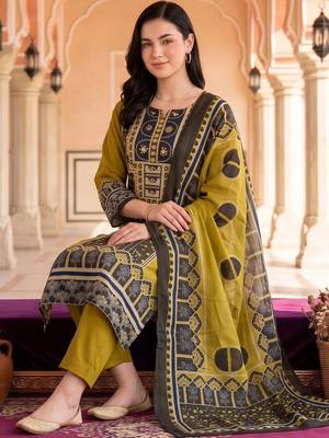 women ethnic motifs printed regular cotton kurta with trousers & with dupatta 5