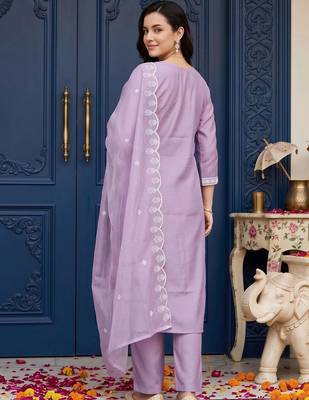 women ethnic motifs embroidered regular thread work kurta with trousers & with dupatta 4