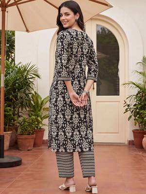 women ethnic motifs printed regular cotton kurta with trousers 3