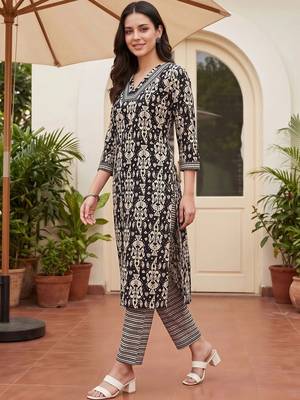 women ethnic motifs printed regular cotton kurta with trousers 4