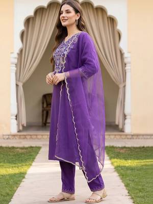 women ethnic motifs embroidered regular thread work kurta with trousers & with dupatta 4