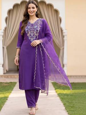 women ethnic motifs embroidered regular thread work kurta with trousers & with dupatta 5