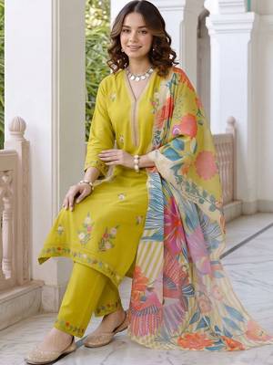 women floral embroidered regular thread work kurta with trousers & with dupatta 1