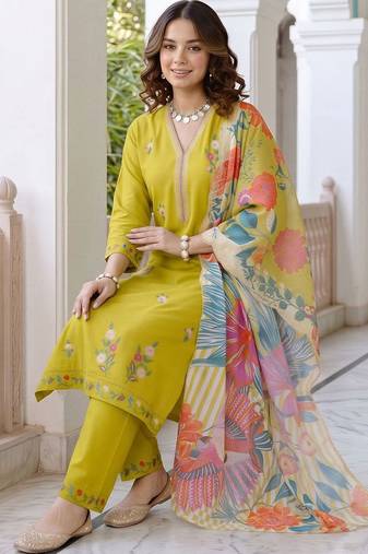 women floral embroidered regular thread work kurta with trousers & with dupatta