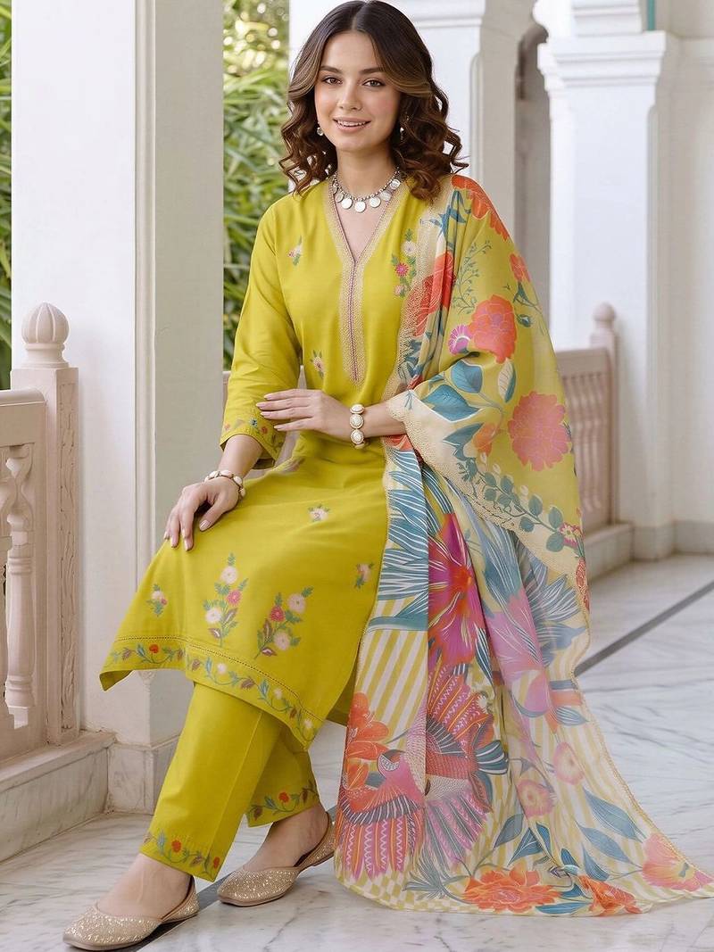 women floral embroidered regular thread work kurta with trousers & with dupatta