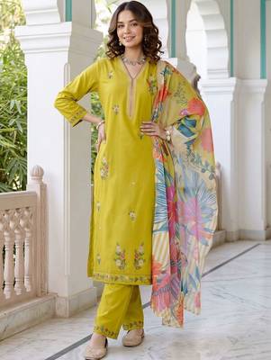 women floral embroidered regular thread work kurta with trousers & with dupatta 2
