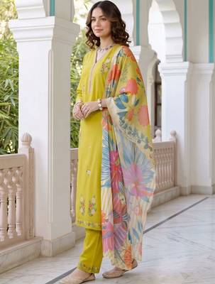 women floral embroidered regular thread work kurta with trousers & with dupatta 4