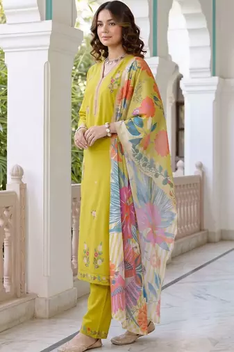 women floral embroidered regular thread work kurta with trousers & with dupatta
