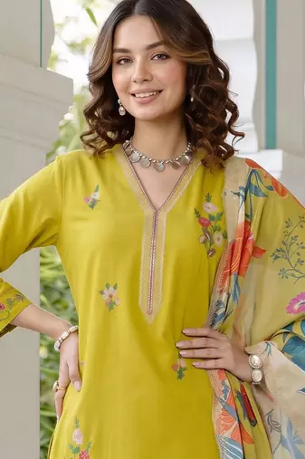 women floral embroidered regular thread work kurta with trousers & with dupatta