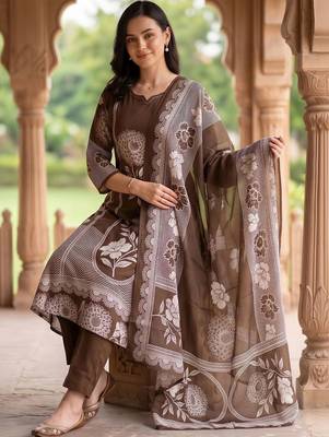 women floral printed regular cotton kurta with trousers & with dupatta 4