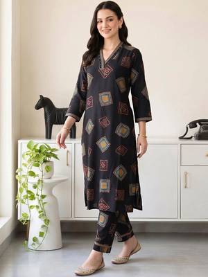 women printed regular kurta with trousers 1